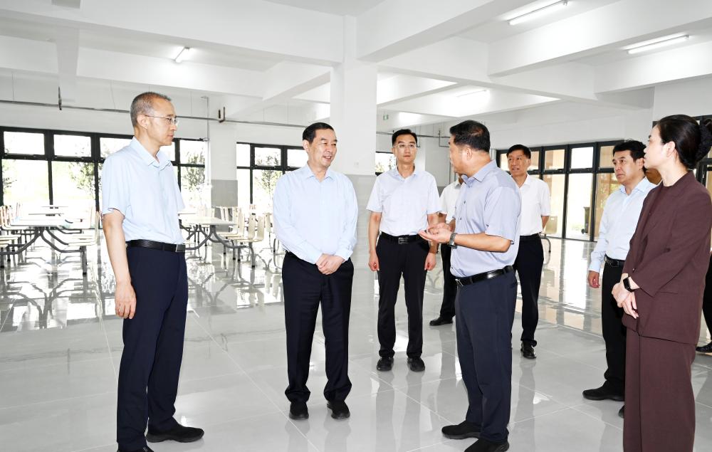 張超超調研檢查新建學校開學準備工作